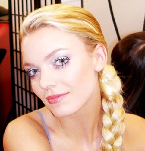 Backstage: blondes Haar zu einem seitlichen Zopf geflochten, glänzendes Augen-Make-up