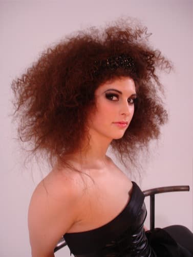 Editorial: Volumenhaar mit Kräuselung, dunkles Augen-Make-up