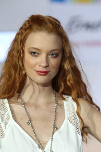 Model mit roten Locken, seitlich geflochtenen Strähnen